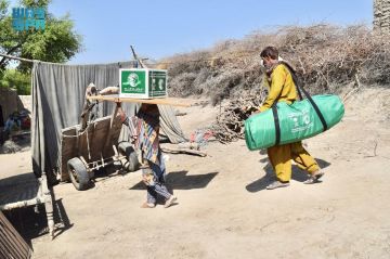  سلمان للإغاثة يوزع (1,500) حقيبة إيوائية في إقليمين بباكستان