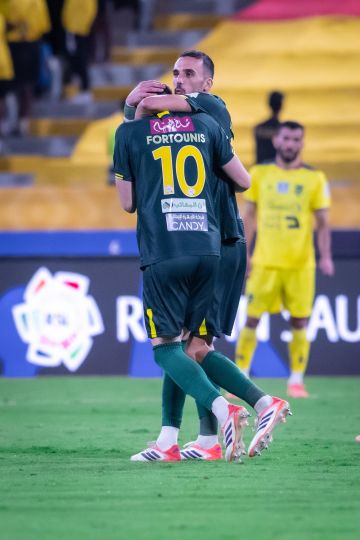 الخليج يضرب الحزم برباعية ويتقدم للمركز الرابع