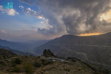 السحب الرعدية تعانق قمم الباحة وتنسج مشهدا بديعا يجذب عشاق الطبيعة