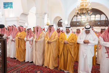نائب أمير الرياض يؤدي صلاة الميت على ناصر الجريد