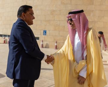 وزير الخارجية يستقبل نظيره السريلانكي ويهديه طابعا تذكاريا بمناسبة 50 عاما من العلاقات