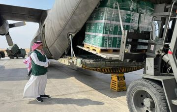 وصول الطائرة الـ 71 إلى مطار العريش.. عطاء إنساني سعودي في غزة