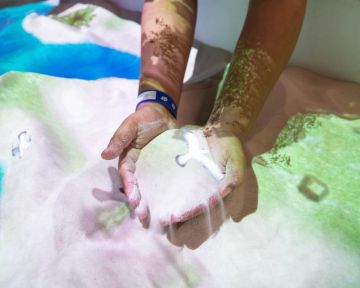 احتفال نور الرياض يجذب العائلات بتجارب ضوئية تفاعلية وأنشطة مخصصة للأطفال