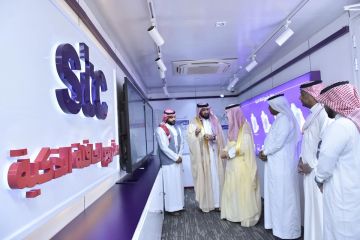 محافظ الليث يطلع على مشروع الحافلة الرقمية الذكية لنشر الوعي الرقمي بالمحافظة