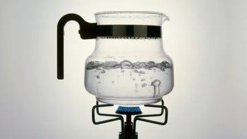 لماذا يغلي الماء دون فقاعات في الميكروويف؟