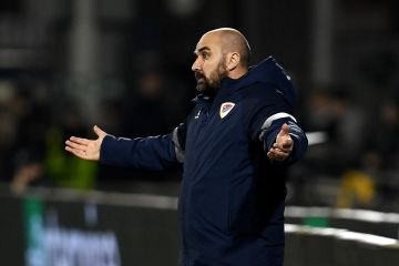 سقط على أرض الملعب فجأة ثم توفي.. مدرب الخلود السعودي السابق يفارق الحياة سقط على أرض الملعب فجأة ثم توفي.. مدرب الخلود السعودي السابق يفارق الحياة