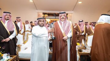 امير حائل يكرم صحيفة سبق نظير تغطيتها لبطولة جمال الخيل العربية