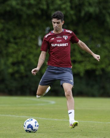 انهيار لاعب كرة القدم البرازيلي أوسكار أثناء التدريب انهيار لاعب كرة القدم البرازيلي أوسكار أثناء التدريب