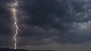 الأرصاد أمطار رعدية غزيرة تضرب عسير والباحة ومكة وتحذيرات من السيول