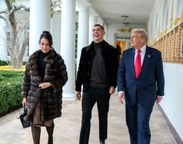 ياسين بونو يتوج بجائزة أفضل حارس في أفريقيا ياسين بونو يتوج بجائزة أفضل حارس في أفريقيا