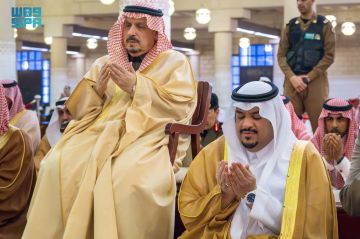 أمير الرياض ونائبه يؤديان صلاة الاستسقاء في جامع الإمام تركي بن عبدالله أمير الرياض ونائبه يؤديان صلاة الاستسقاء في جامع الإمام تركي بن عبدالله