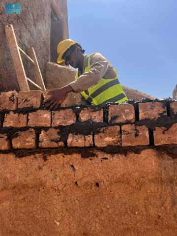 مشروع الأمير محمد بن سلمان لتطوير المساجد التاريخية يمكن 30 طالبا من التدريب على البناء بالطين وصناعة الأخشاب