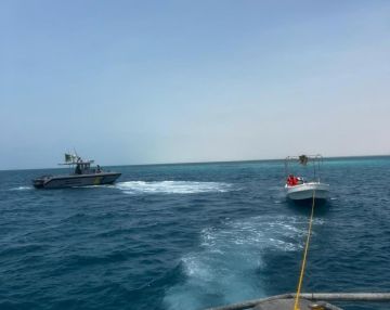 حرس الحدود بمنطقة مكة المكرمة ينقذ مواطنا تعطلت واسطته البحرية في عرض البحر