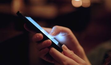 الاستخدام الليلي للهاتف لا يضر النوم فقط.. بل يهدد الصحة العامة
