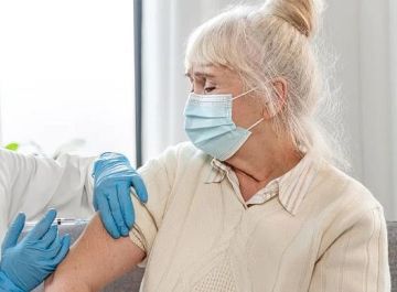 مع قدوم الشتاء.. تقرير: اللقاحات قد تكون منقذة لحياة من هم فوق الستين