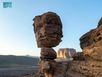 الموائد الصخرية في تبوك.. معالم طبيعية نادرة رسمتها عوامل التعرية عبر آلاف السنين الموائد الصخرية في تبوك.. معالم طبيعية نادرة رسمتها عوامل التعرية عبر آلاف السنين