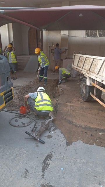 تجاوب سريع مع بلاغ سبق.. معالجة تسرب مياه بجوار مسجد في مكة