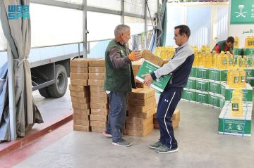 مركز الملك سلمان للإغاثة يوزع 938 سلة غذائية و938 كرتون تمر للاجئين في بيروت مركز الملك سلمان للإغاثة يوزع 938 سلة غذائية و938 كرتون تمر للاجئين في بيروت