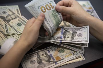 الدولار يتراجع متأثرا بتعليقات المركزي الأمريكي