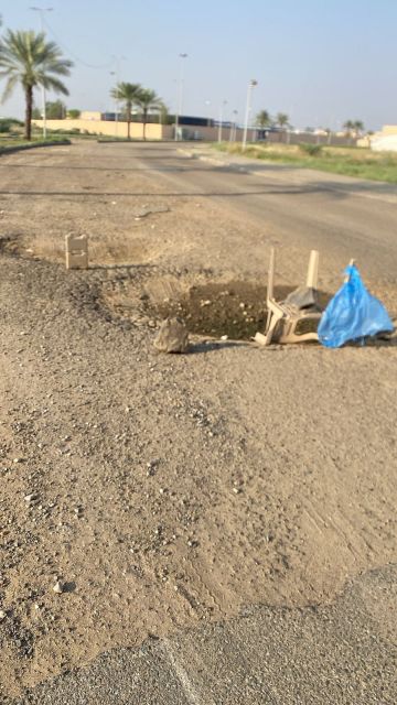 بسبب الحفر.. سكان حصمة جازان يضعون الكراسي لتحذير المارة بسبب الحفر.. سكان حصمة جازان يضعون الكراسي لتحذير المارة