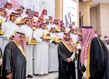 أمير القصيم يكرم الشباب المسوقين في مزادات التمور ضمن مبادرة أصوات الفجر
