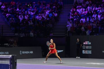 في نهائيات رابطة محترفات التنس سابالينكا تقصي حاملة اللقب.. ولقاءات مثيرة في نصف نهائي الفردي والزوجي