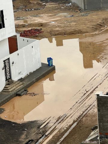 أهالي البشاير جزء ب بجدة يشكون تعذر الوصول لمنازلهم بالمركبات بعد أمطار أمس.. وغياب السفلتة يفاقم المعاناة أهالي البشاير جزء ب بجدة يشكون تعذر الوصول لمنازلهم بالمركبات بعد أمطار أمس.. وغياب السفلتة يفاقم المعاناة