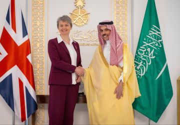 وزير الخارجية يستقبل وزيرة خارجية بريطانيا