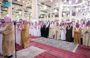 أمير الرياض يؤدي صلاة الميت على الأمير فهد بن سعود بن محمد بن مقرن المشاري آل سعود أمير الرياض يؤدي صلاة الميت على الأمير فهد بن سعود بن محمد بن مقرن المشاري آل سعود
