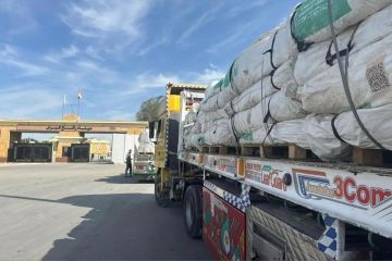 مساعدات إنسانية سعودية جديدة تعبر منفذ رفح متجهة إلى قطاع غزة