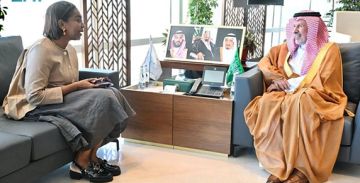 الربيعة يلتقي مساعد المدير التنفيذي لبرنامج الأغذية العالمي.. مساعدات إنسانية سعودية جديدة تعبر منفذ رفح