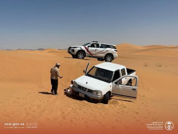 جوالو محمية نفوذ العريق ينقذون شابين علقت مركبتهما في منطقة وعرة