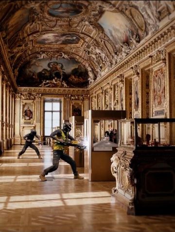 توجيه اتهامات إلى شخص رابع يشتبه في مشاركته بسرقة متحف اللوفر توجيه اتهامات إلى شخص رابع يشتبه في مشاركته بسرقة متحف اللوفر