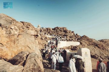 جبل الرحمة يستقطب أكثر من 10 آلاف زائر يوميا