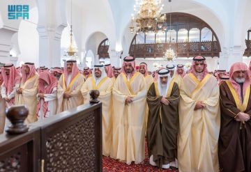 نائب أمير الرياض يؤدي صلاة الميت على عبدالله الشثري نائب أمير الرياض يؤدي صلاة الميت على عبدالله الشثري