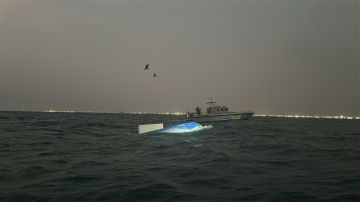 حرس الحدود بمكة ينقذ مقيمين تعرضت واسطتهما البحرية لحالة انقلاب في عرض البحر