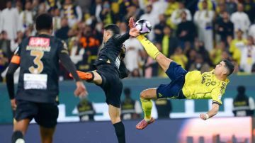 بعد تألقه الخيالي مع النصر.. رونالدو يمنح جائزة لأفضل تعليق على هدفه في مرمى الخليج (فيديو) بعد تألقه الخيالي مع النصر.. رونالدو يمنح جائزة لأفضل تعليق على هدفه في مرمى الخليج (فيديو)