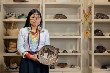 تراث الأمازون يسطع في بنان .. شابة إكوادورية تجسد الحكاية بالطين والنار تراث الأمازون يسطع في بنان .. شابة إكوادورية تجسد الحكاية بالطين والنار