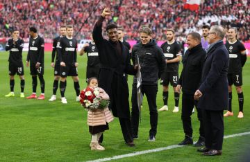 بعد أشهر على رحيله وانضمامه للنصر السعودي.. بايرن ميونخ يكرم كومان