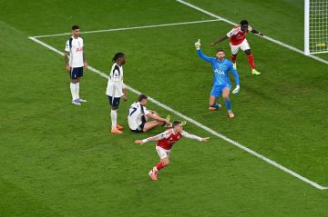 إيزي يعزز صدارة أرسنال للدوري الإنجليزي برباعية في توتنهام