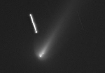 شاهد.. مذنب ATLAS ينقسم إلى ثلاث أنوية ومرصد عربي يوثق الظاهرة بدقة شاهد.. مذنب ATLAS ينقسم إلى ثلاث أنوية ومرصد عربي يوثق الظاهرة بدقة