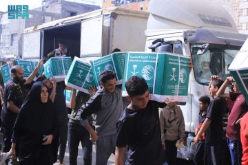 المملكة تواصل توزيع المساعدات الغذائية للأسر النازحة في خان يونس بغزة