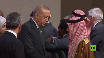 مشهد عفوي بين أردوغان ووزير خارجية السعودية في قمة العشرين