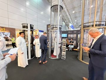 شاهد.. مصاعد هوائية ذكية دون تأسيس تثير الإعجاب في معرض البناء السعودي 2025 شاهد.. مصاعد هوائية ذكية دون تأسيس تثير الإعجاب في معرض البناء السعودي 2025