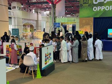 طلاب وطالبات مدارس مكة المكرمة يتفاعلون مع مهرجان واحة الملك سلمان