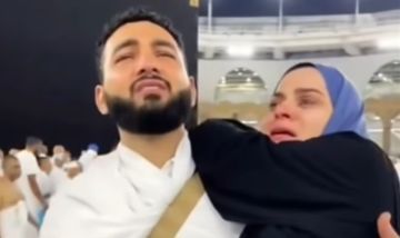 فيديو منتشر لـ رجل يحمل زوجته المريضة في الحرم المكي .. ما صحته؟