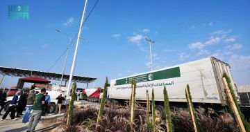 قافلة إغاثية سعودية تعبر منفذ جابر الحدودي متجهة إلى سوريا قافلة إغاثية سعودية تعبر منفذ جابر الحدودي متجهة إلى سوريا