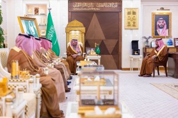 أمير القصيم يستعرض مع مساعد وزير الموارد البشرية برامج التمكين والتنمية الاجتماعية بالمنطقة أمير القصيم يستعرض مع مساعد وزير الموارد البشرية برامج التمكين والتنمية الاجتماعية بالمنطقة