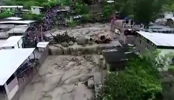 انهيار أرضي يودي بحياة 12 شخصا ويفقد 30 آخرين في ميناء نهري بوسط البيرو انهيار أرضي يودي بحياة 12 شخصا ويفقد 30 آخرين في ميناء نهري بوسط البيرو