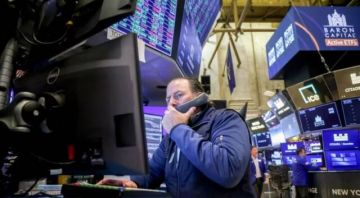 مديرو الصاديق يخفضون السيولة النقدية إلى مستويات قياسية